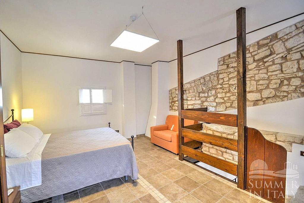 Antiche Mura Apartments "Nel Cuore Della Puglia"Bivani, Cucina, Terrazzo Turi Bagian luar foto